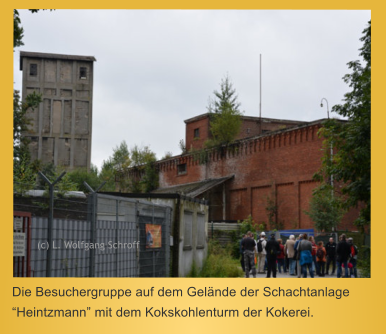 Die Besuchergruppe auf dem Gelände der Schachtanlage “Heintzmann” mit dem Kokskohlenturm der Kokerei. (c) L. Wolfgang Schroff